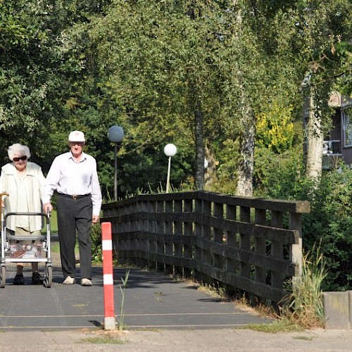 oude mensen op brug