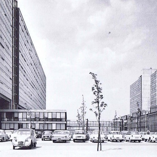 Hoofdgebouw met rechts de W-hal