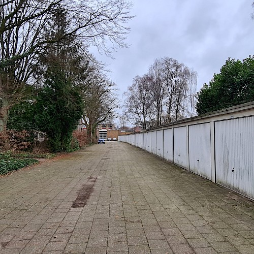 Huisige situatie noordzijde met garageboxen